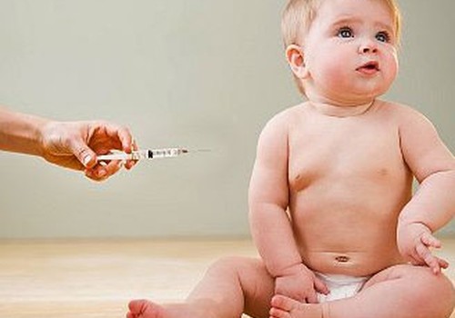 Vecāki: Ja valstij nepietiek naudas, bērnu vakcinācija pret infekcijām jāfinansē pašvaldībām