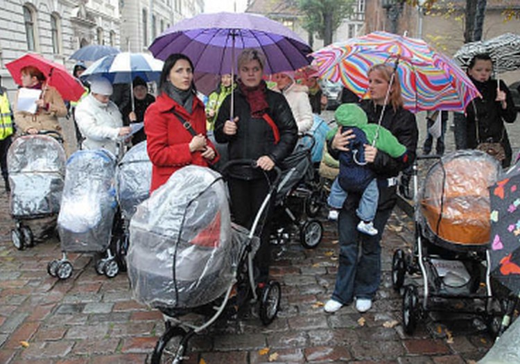 Māmiņu Klubs: Vecāku pabalstus nedrīkst samazināt. Māmiņas gatavojas protesta akcijai.