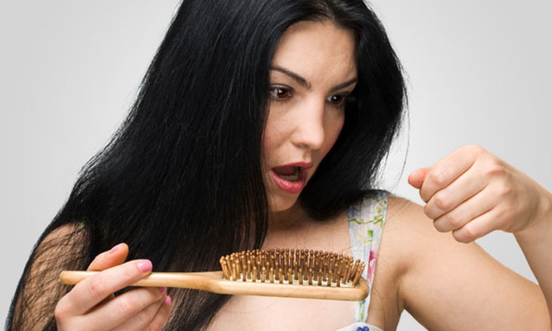 Kādēļ izkrīt mati: atbild matu problēmu speciāliste