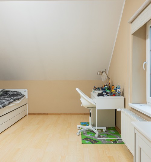 Pirms un pēc: kā mansardā izveidot bērnistabu un garderobi