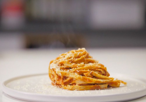 VideoRECEPTE: Mājās gatavota tomātu mērce ar pastu