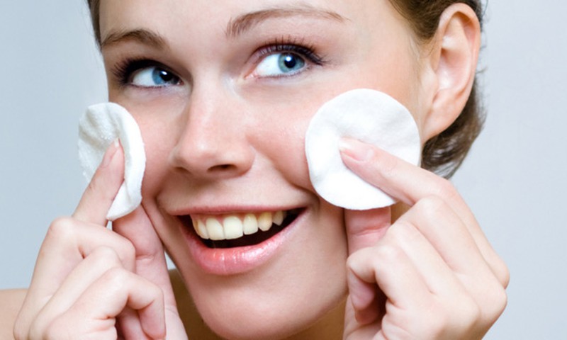 Ekspertu padomi: kā pareizi tīrīt sejas ādu mājas apstākļos
