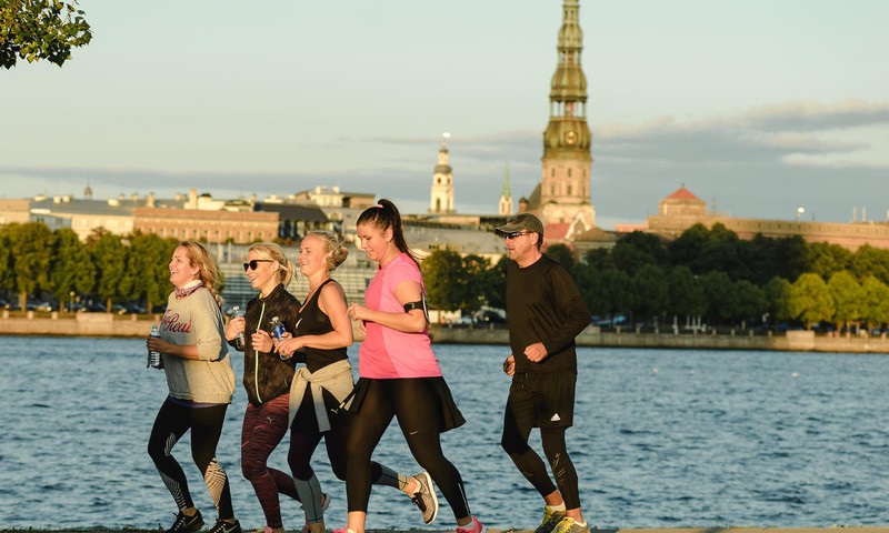 Ar jaunu trasi, pusmaratona distanci un plašu pasākuma programmu klāt rudens lielākais skrējiens We Run Riga