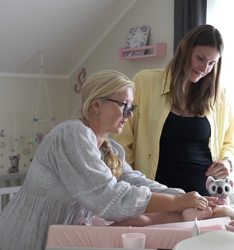 VIDEO: Superbēbīša aprūpe mājās kopā ar bērnu māsu Elitu Svarenieci