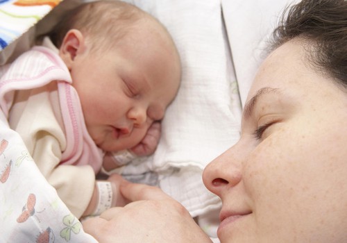 Satraucoša tendence – Latvijā arvien vairāk zīdaiņu dzimst mazgadīgām mammām