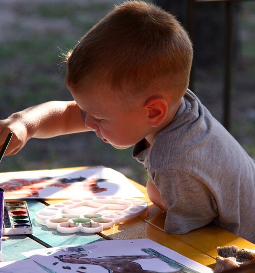 7 idejas, kā atbalstīt bērna radošumu