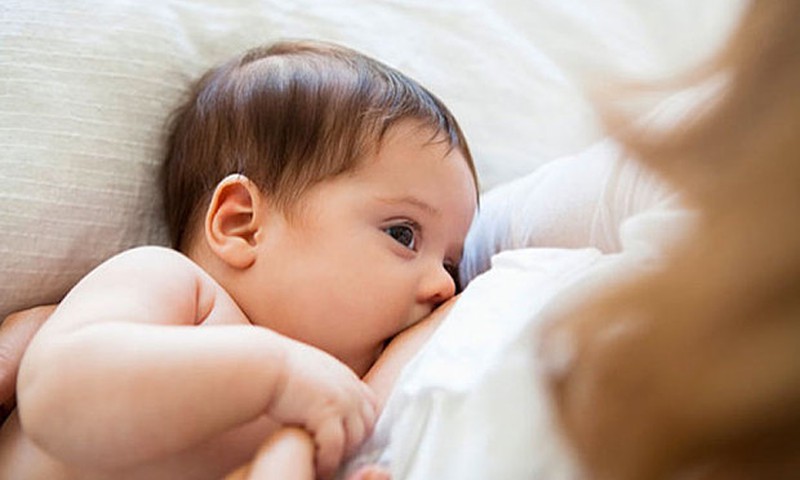 APTAUJA: Uzreiz pēc dzemdībām pie krūts pielikušas mazuli 67% māmiņu