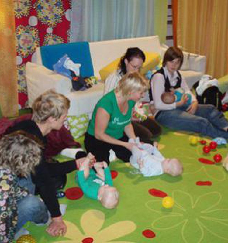 Māmiņu Klubā mācīsimies pareizu hendlingu un kā iemācīties bērnam pareizi rāpot, sēdēt un staigāt!