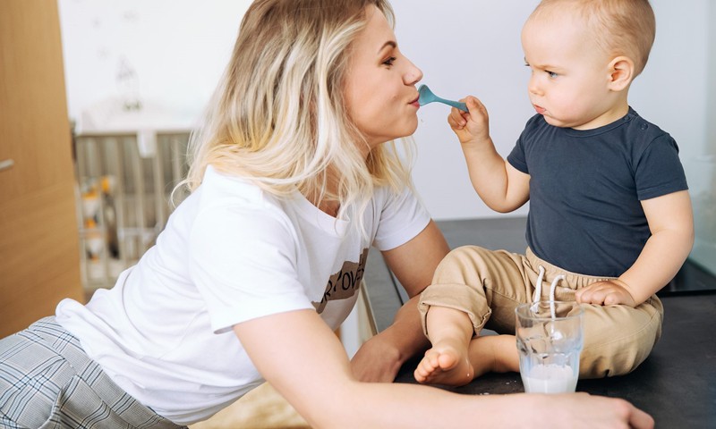 Kā pabarot mazuli – izvēlīgu ēdāju? Atbildes uz biežāk uzdotajiem vecāku jautājumiem sniedz uztura speciāliste Olga Ļubina