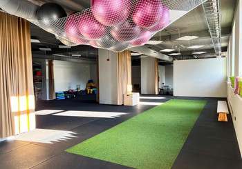 Atvērta jauna iekļaujoša sporta studija “Vingrs”, kurā bērni ar kustību traucējumiem sporto kopā ar vienaudžiem