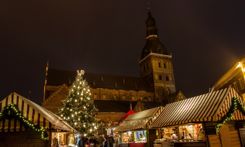 Svētdien atklās Rīgā lielāko Ziemassvētku tirdziņu un iedegs galveno egli