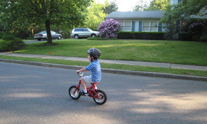 Vai bērnam, braucot ar velosipēdu, ir vajadzīga aizsargķivere? 