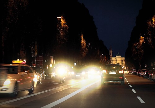 Trīs padomi, kā autovadītājiem uzlabot redzi tumsā