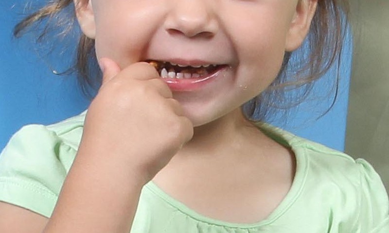 Kā iemācīt bērnam izspļaut zobu pastu?