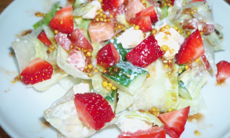 RECEPTE: Svaigi salāti ar zemenēm