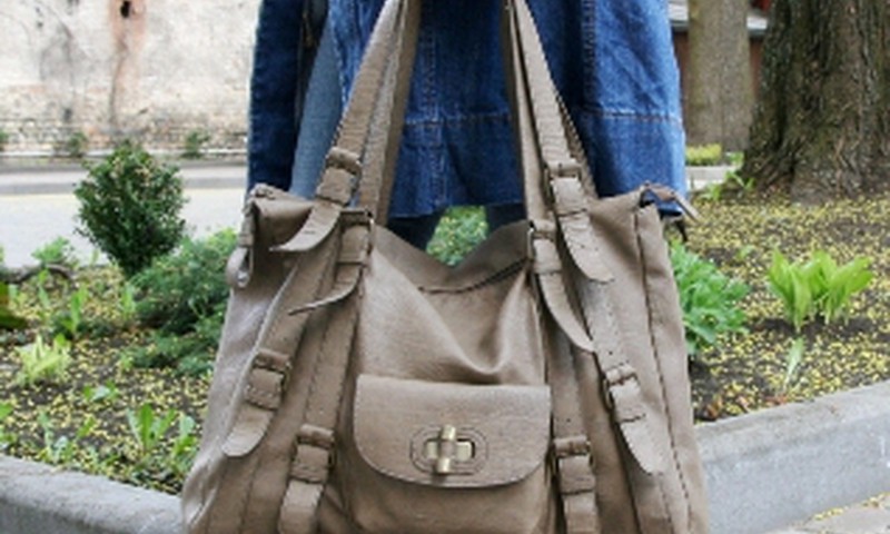 Rokassomiņai nevajadzētu būt smagākai par kilogramu