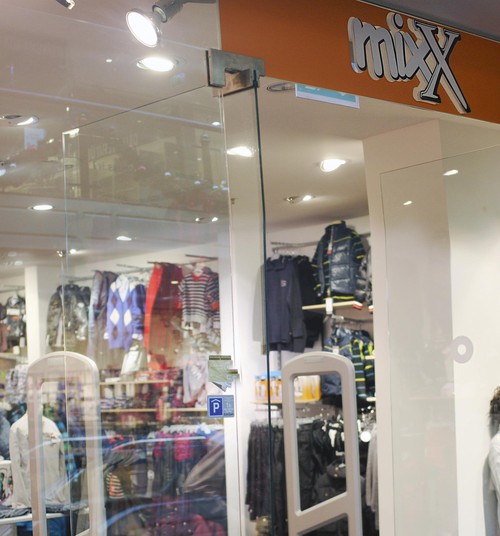 Izvēlamies svētku apģērbu veikalā "mixX"