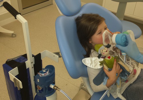Ārstējam bērnam zobus bez sāpēm: smieklu gāze