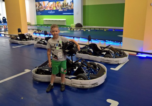 Blue Shock Race KidsZone modes un izklaides centrā "Riga Plaza"- dēls tagad grib kļūt par sacīkšu braucēju