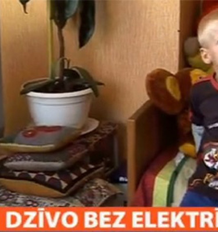 Pirmklasnieks mācās pie svecītes kā viduslaikos