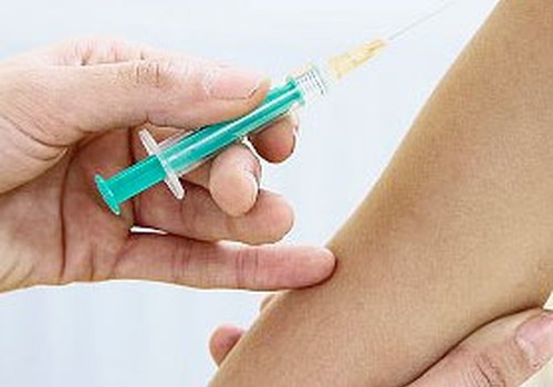Zāļu valsts aģentūra: vakcīnu guvuma un riska attiecība joprojām vērtējama pozitīvi