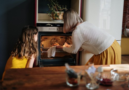 13 idejas darbiņiem, ko virtuvē kopā ar vecākiem var paveikt bērns