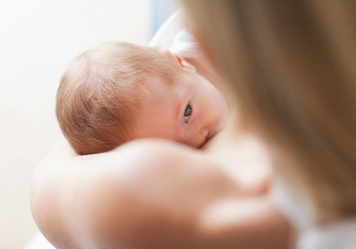 Kas jāzina par zīdīšanu pirmajā mēnesī pēc bērniņa piedzimšanas