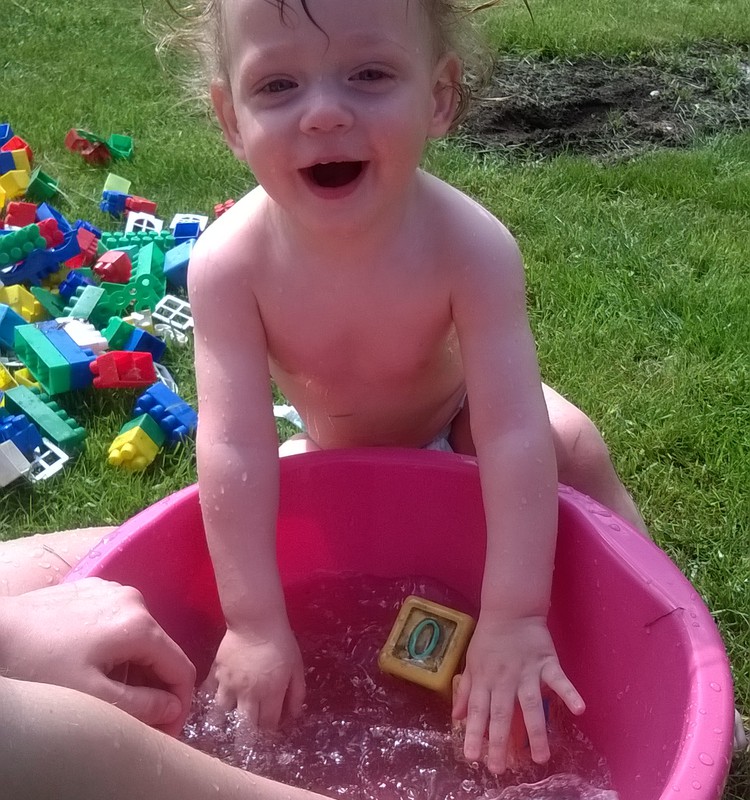 Vesels mazulis ir laimīgs mazulis