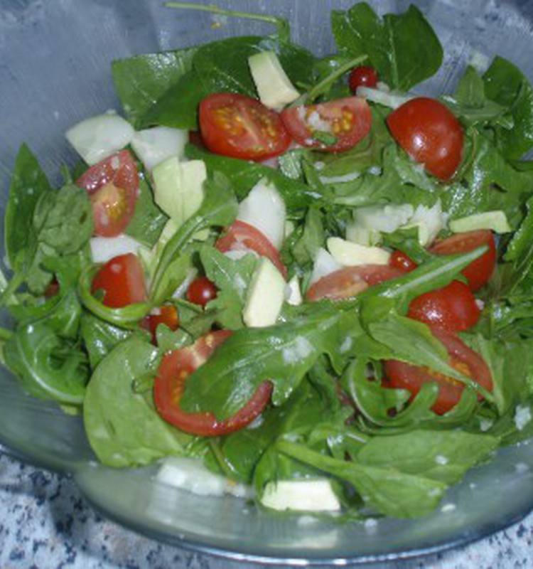 Veselīgie spinātu un avokado salāti