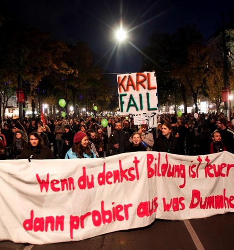 Austrijā ģimenes valsts pabalsts ir 100-200 eiro par katru bērnu līdz 26 gadu vecumam