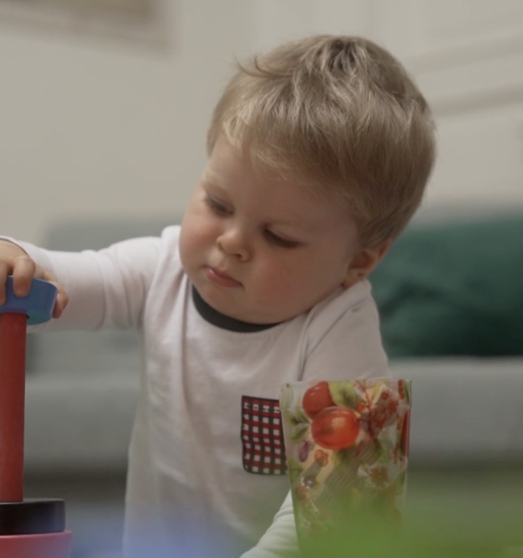 Kā pareizi mainīt autiņbiksītes mazulim, kurš jau aktīvi kustās?