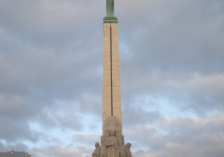 Parunāsim par Latvijas svētkiem!