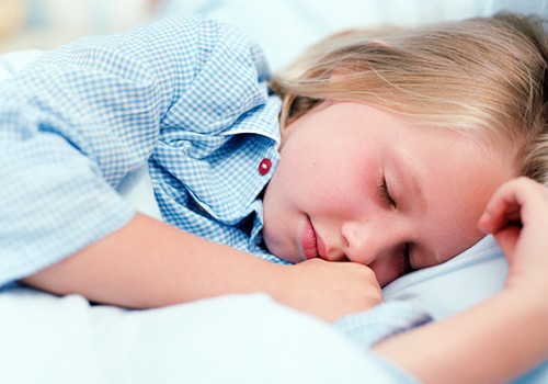 Kā pareizi reaģēt uz bērnu nakts enurēzi?
