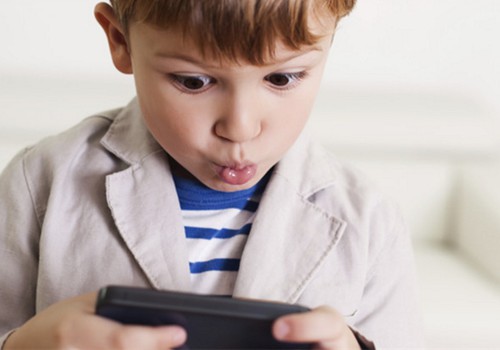 Zelta Zivtiņas ieteikumi: pirmais mobilais tālrunis bērnam