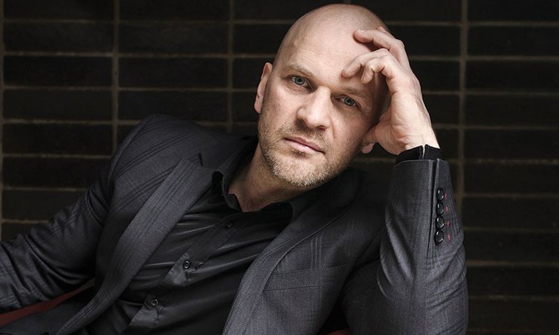 Labākie dziedošie aktieri tiksies festivālā  “Viena vieta uz brieža vēl brīva” Dzintaru koncertzālē