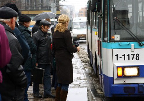 Grūtniecei atsakās atvērt trolejbusa durvis