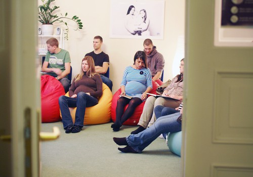 FOTO: Māmiņu Klubs aicina uz dzemdību sagatavošanas kursiem mājīgās telpās Rīgas centrā