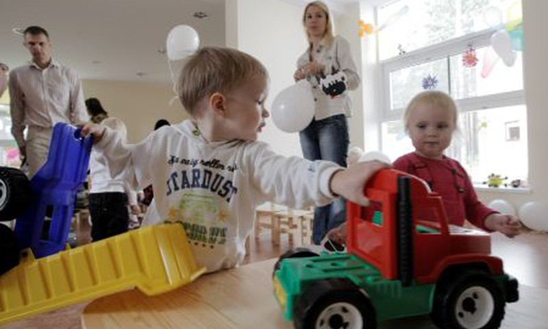 Rīgas domnieki šodien atņēma pabalstu rīdziniekiem, kuru bērniem nav vietas bērnudārzos