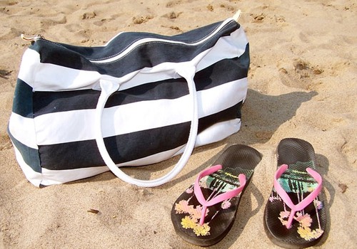 Dodamies uz pludmali: ko likt peldēšanās un sauļošanās somā?