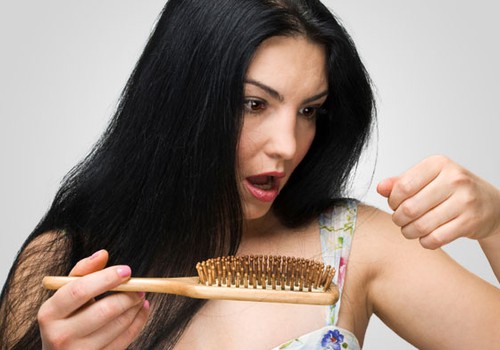 Kādēļ izkrīt mati: atbild matu problēmu speciāliste