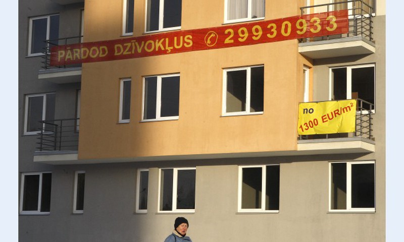 Deputāti apsver iespēju atbrīvot jaunos vecākus no pirmās kredīta iemaksas mājokļa iegādei 