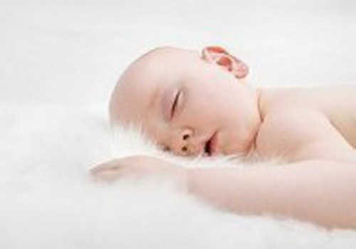 Kā nolikt gulēt mazuli bez māmiņas palīdzības?