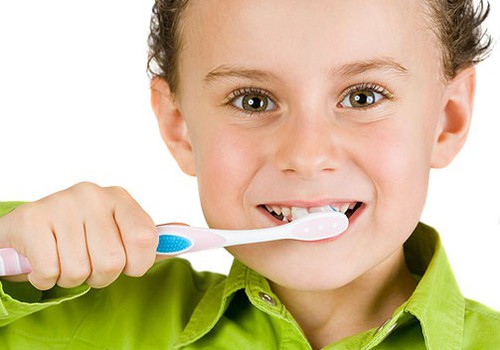 Ar ko vislabāk bērniem tīrīt zobus, un - vai vajag mutes skalošanas līdzekli?