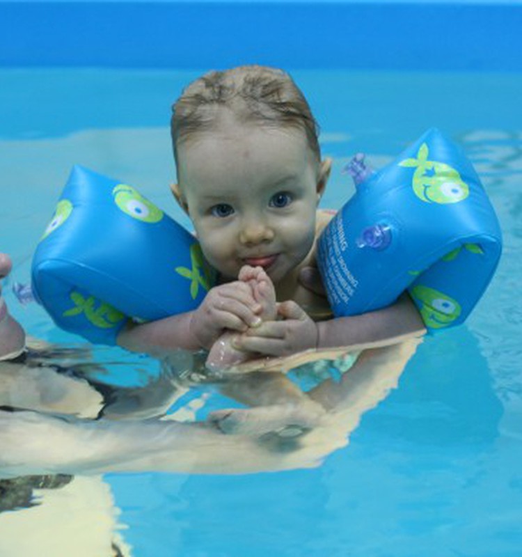 Uz baseinu kopā ar HUGGIES® Little Swimmers® peldbiksītēm!