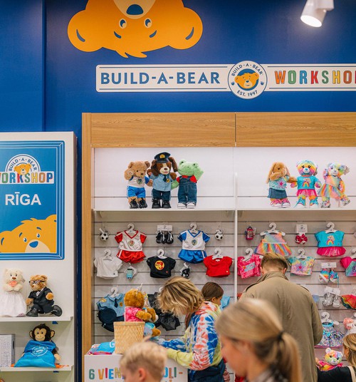 Latvijā atvērta pirmā “Build-a-Bear” darbnīca. Pieredze, kurā ikviens unikālais plīša draugs saņem savu dzimšanas apliecību