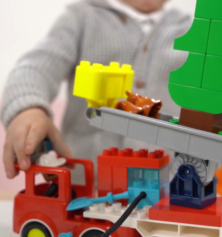 Mazie varoņi darbībā: LEGO DUPLO ugunsdzēsēju auto