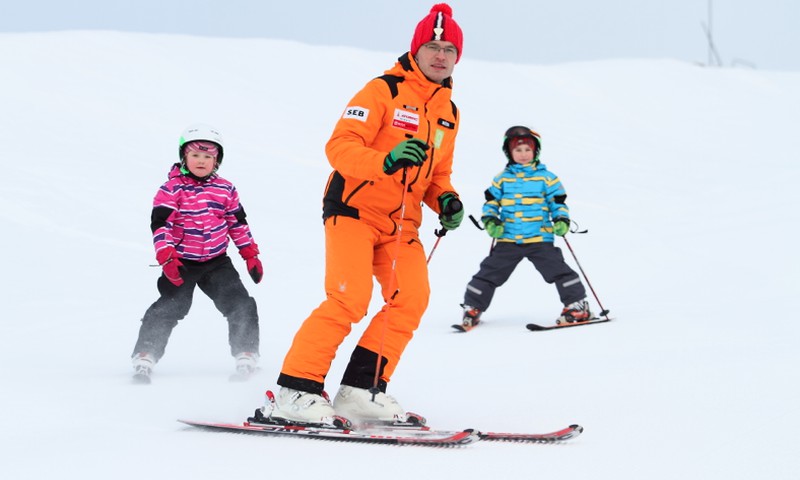 Vēlies sākt slēpot? Atbildes uz māmiņu biežāk uzdotajiem jautājumiem par slēpošanu