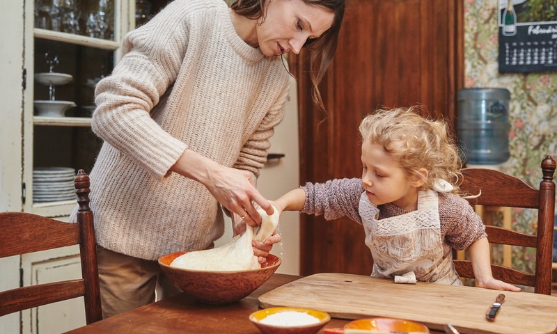 Kādēļ iesaistīt bērnus kopīgas maltītes pagatavošanā?