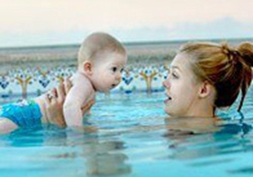 Vai Tu ved savu mazuli peldēt? Piedalies aptaujā un laimē HUGGIES® Little Swimmers®!