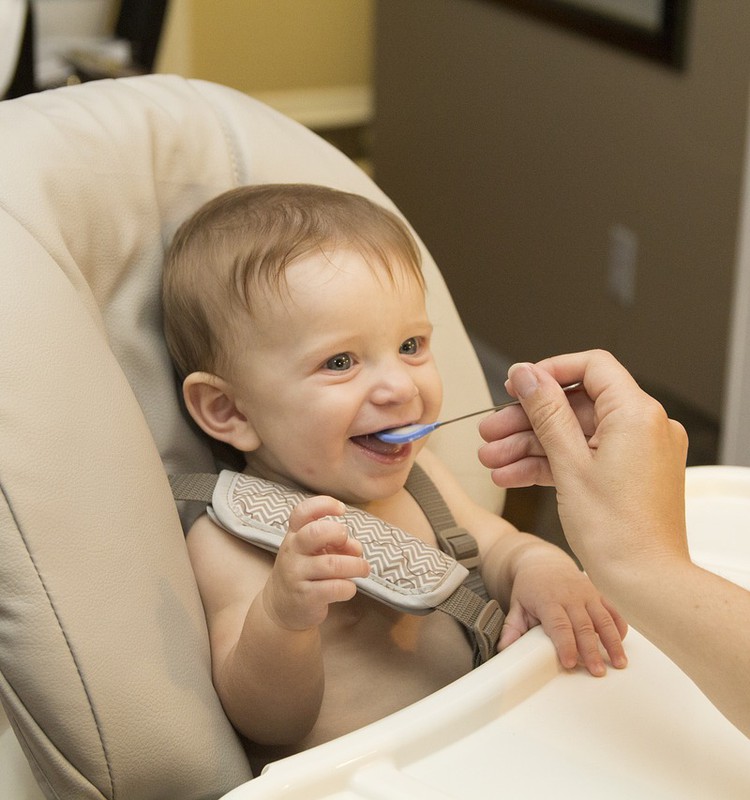 Šokējoši: Ēšanas laikā mazulim rāda multenes, lai bērns būtu mierīgs